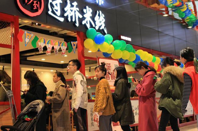 十秒到云南過橋米線門店生意很好